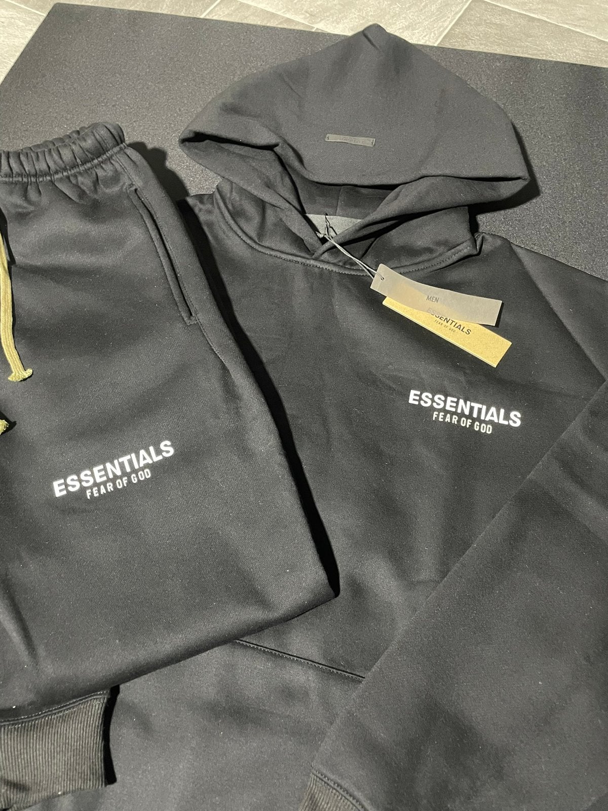 Survêtement ESSENTIALS - Noir - M, Vêtements | Hommes, Neuf, Enlèvement ou Envoi, Autres types, Taille 48/50 (M)