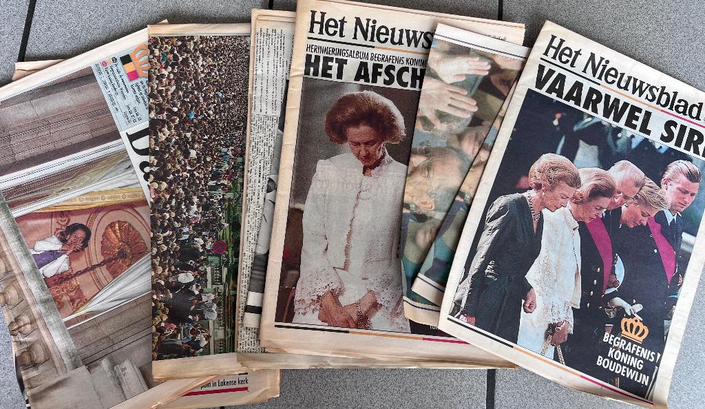 Kranten na de dood van Koning Boudewijn, Verzamelen, Tijdschriften, Kranten en Knipsels, Ophalen of Verzenden, 1980 tot heden