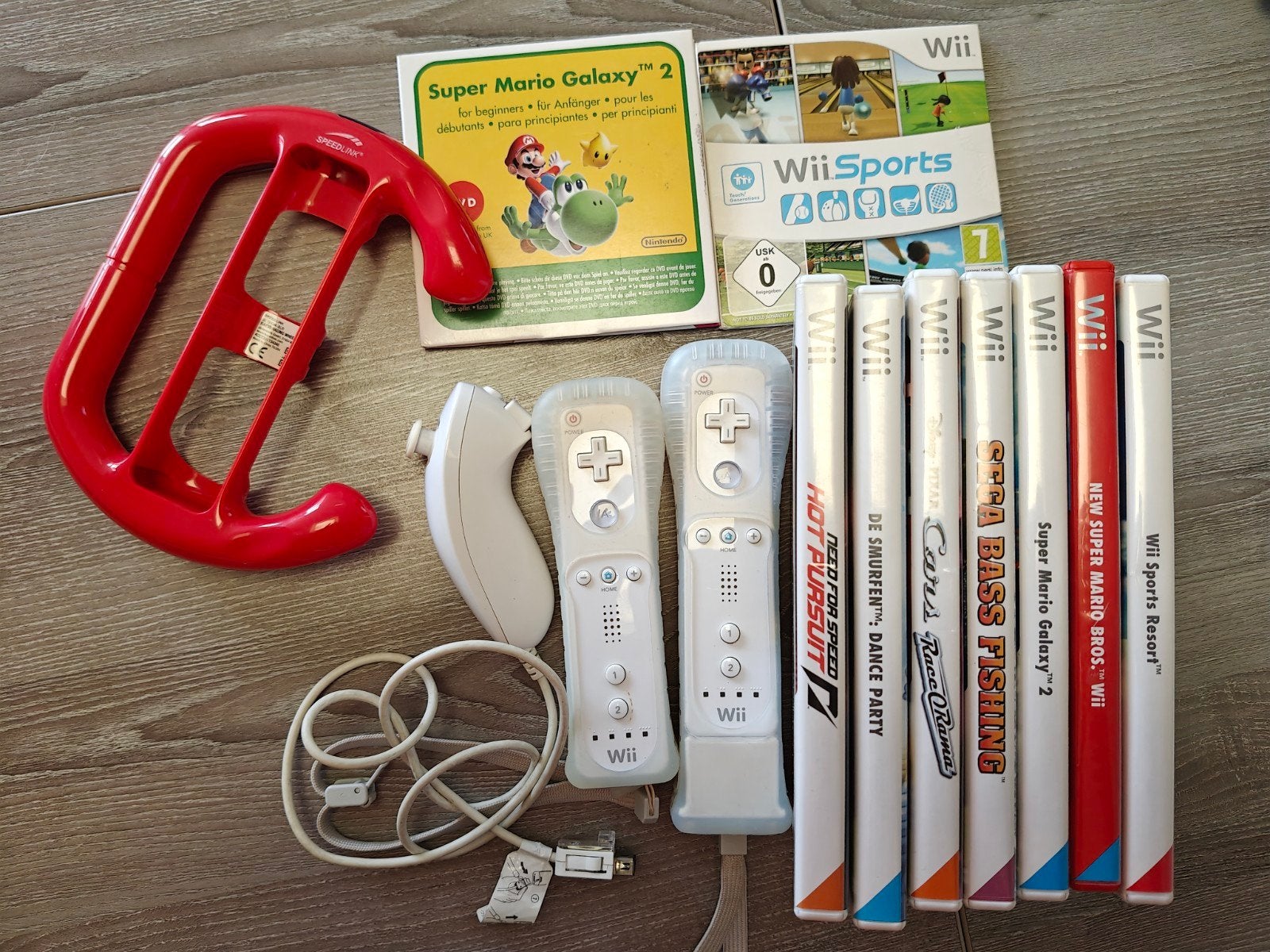 Nintendo Wii controllers (2) + Nunchuck + spelletjes, Ophalen, Zo goed als nieuw