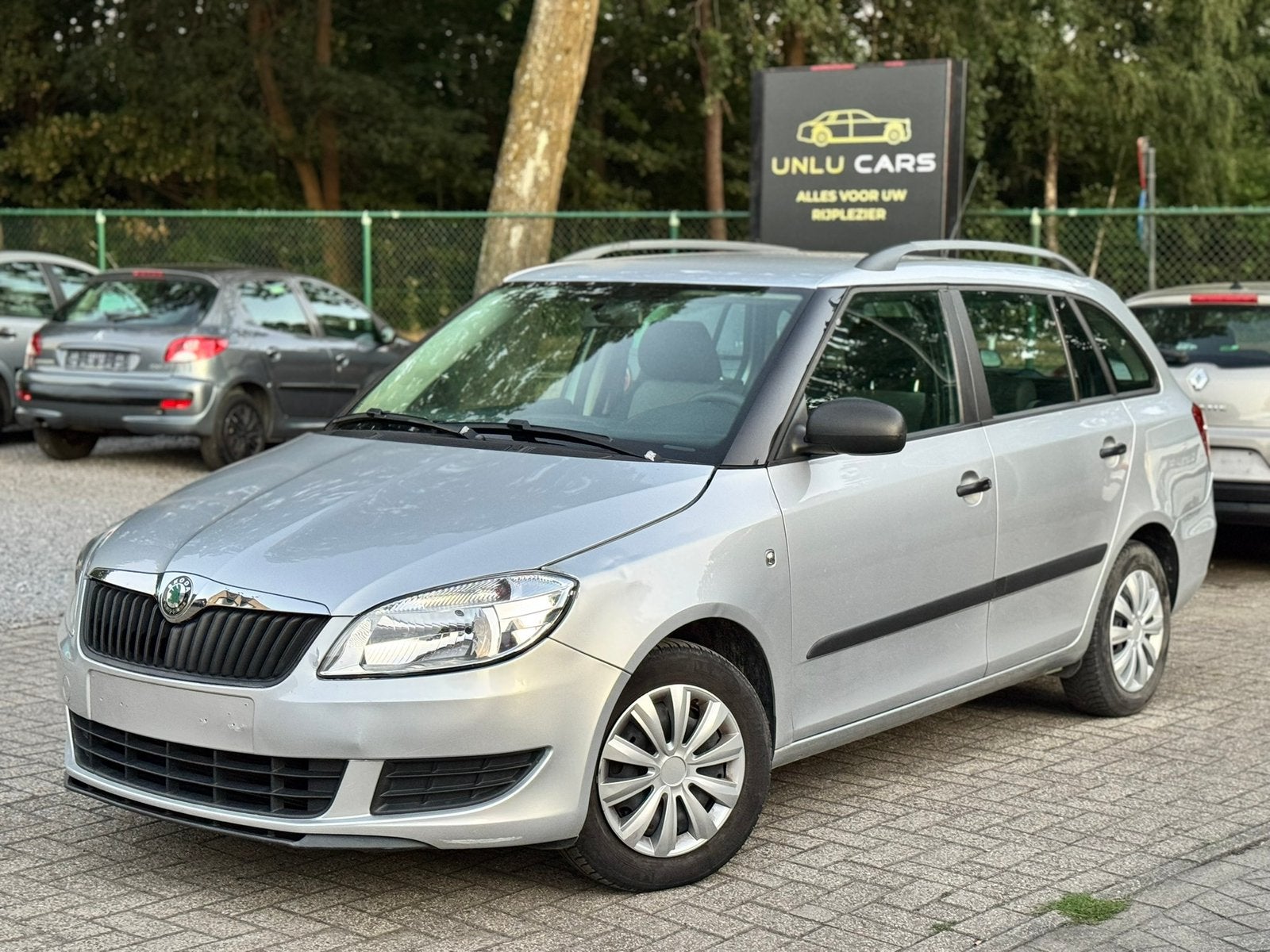 SKODA FABIA 1.2 BENZINE 2010, Autos, Skoda, Argent ou Gris, Achat, Entreprise, Carnet d'entretien