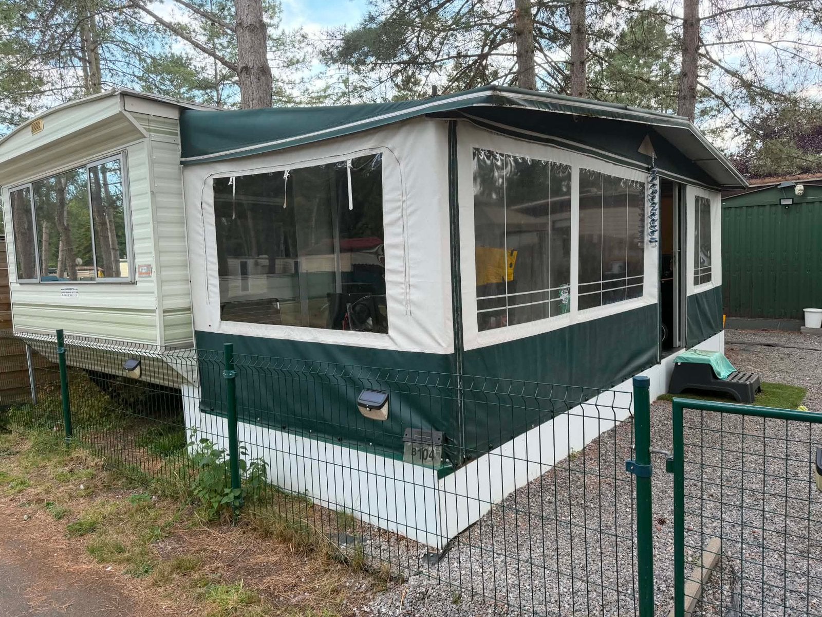 Propere stacaravan met wintervaste voortent en inboedel, Caravans en Kamperen