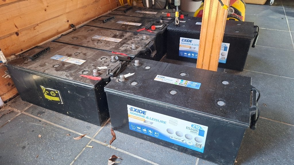 Batterijen en Victron combiladers, Ophalen, Zo goed als nieuw