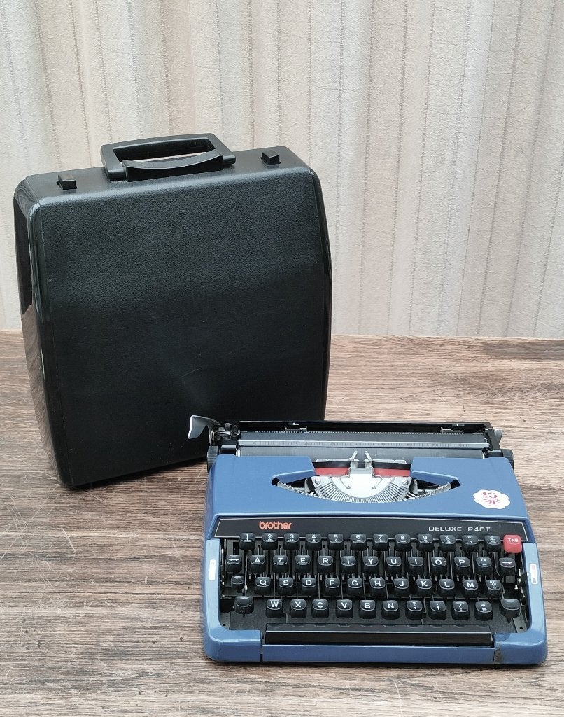Typemachine BROTHER DELUXE 240T. AZERTY. Blauw. Jaar 1980., Hobby & Loisirs créatifs, Matériel scolaire, Enlèvement ou Envoi, Utilisé