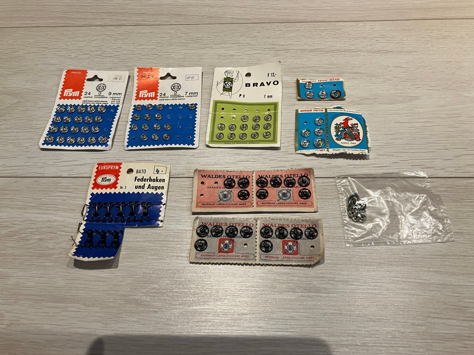 Pakket vintage naaigerief haakjes en drukknopen, Hobby en Vrije tijd, Naaien en Fournituren, Ophalen of Verzenden