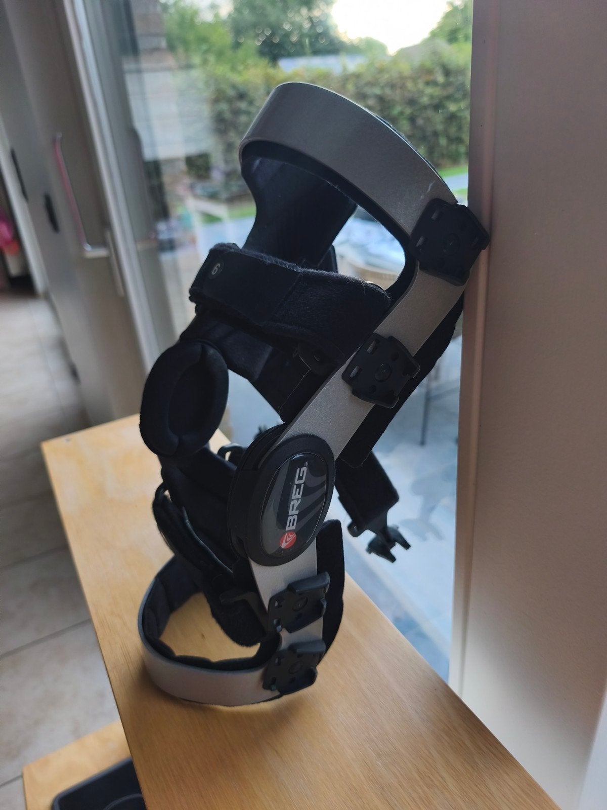 kniebrace, Diversen, Ophalen
