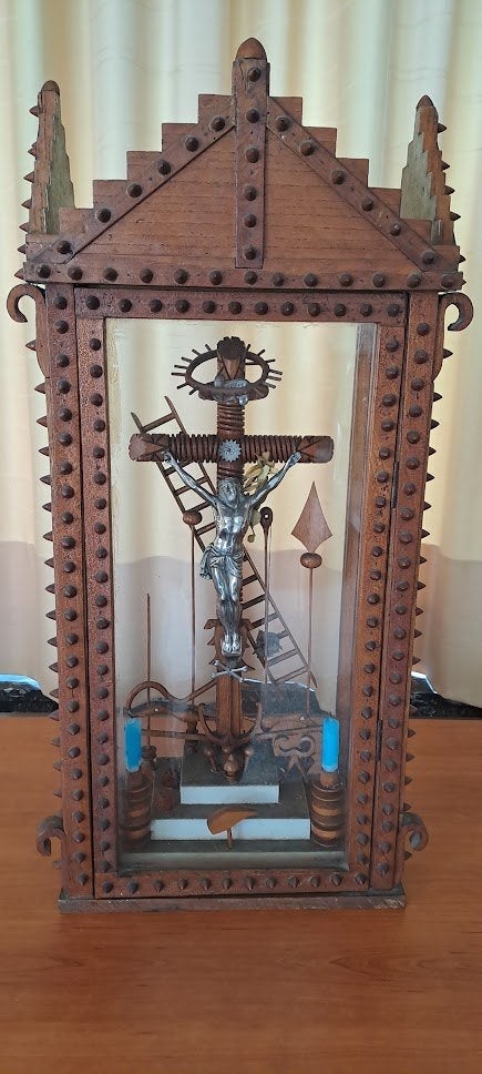 Houten schrijn met kruisbeeld, Statue, Bois, Brun, Fait main