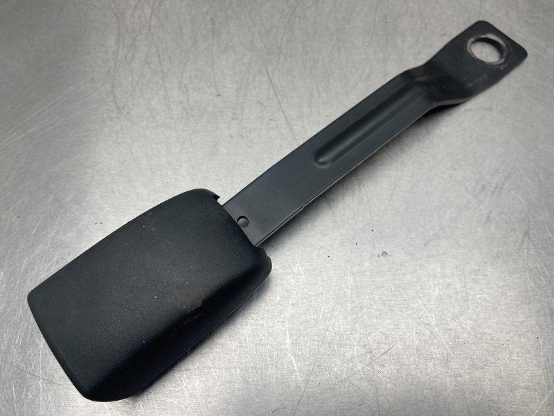 BOUCLE DE CEINTURE DE SECURITE AVANT DROIT Suzuki, Utilisé, Suzuki