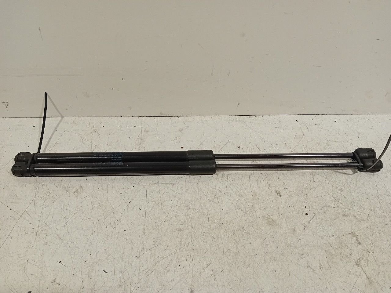 Gasdrukveerset achter Skoda Fabia, Onderdelen@venauto.nl, Van der Ven Autorecycling B.V., Ettenseweg 76, 4706 PB Roosendaal, The Netherlands