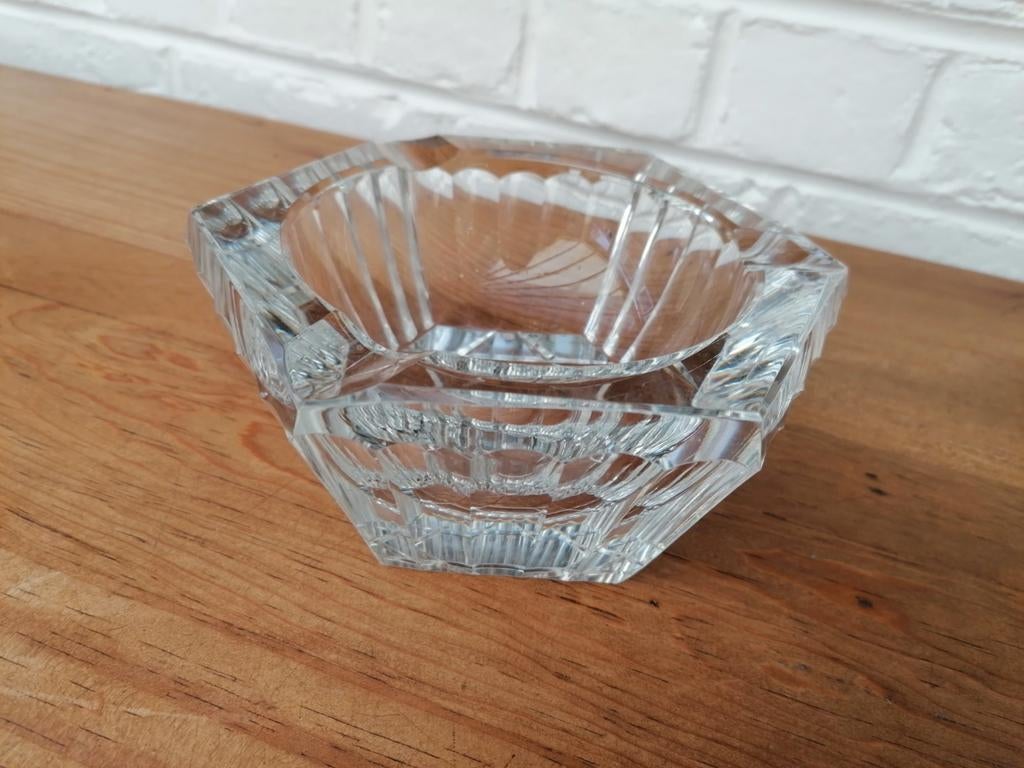 Cendrier en cristal, Enlèvement