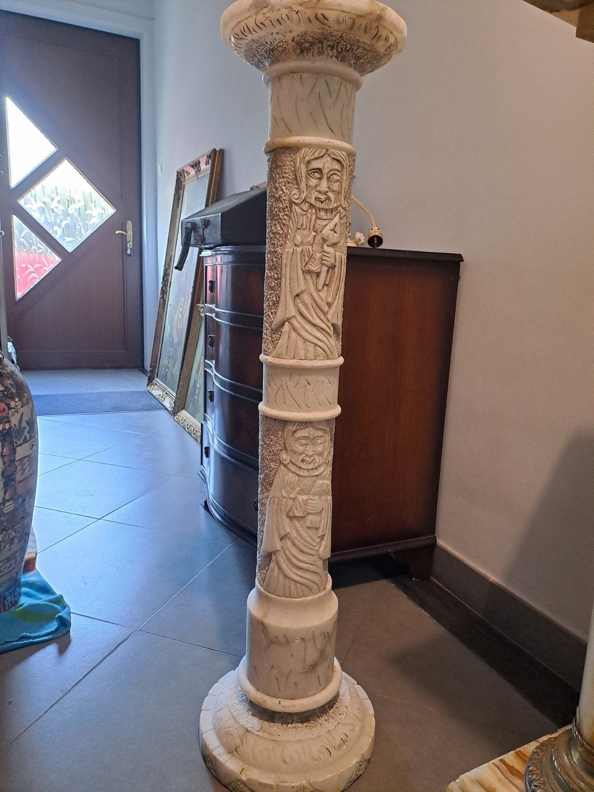 Grande colonne en albâtre sculpté , 109cm, signée, Enlèvement, Utilisé