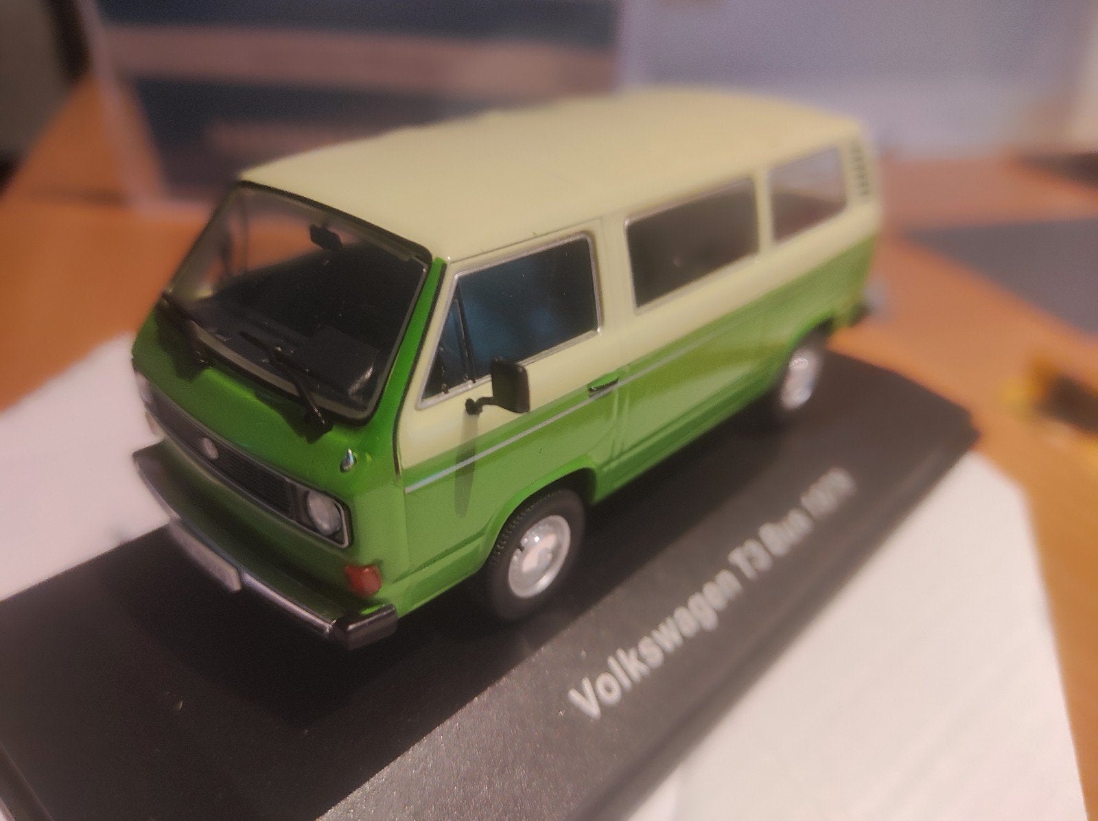 Bus Volkswagen T3 1979 vert 1:43 en vitrine, Enlèvement ou Envoi