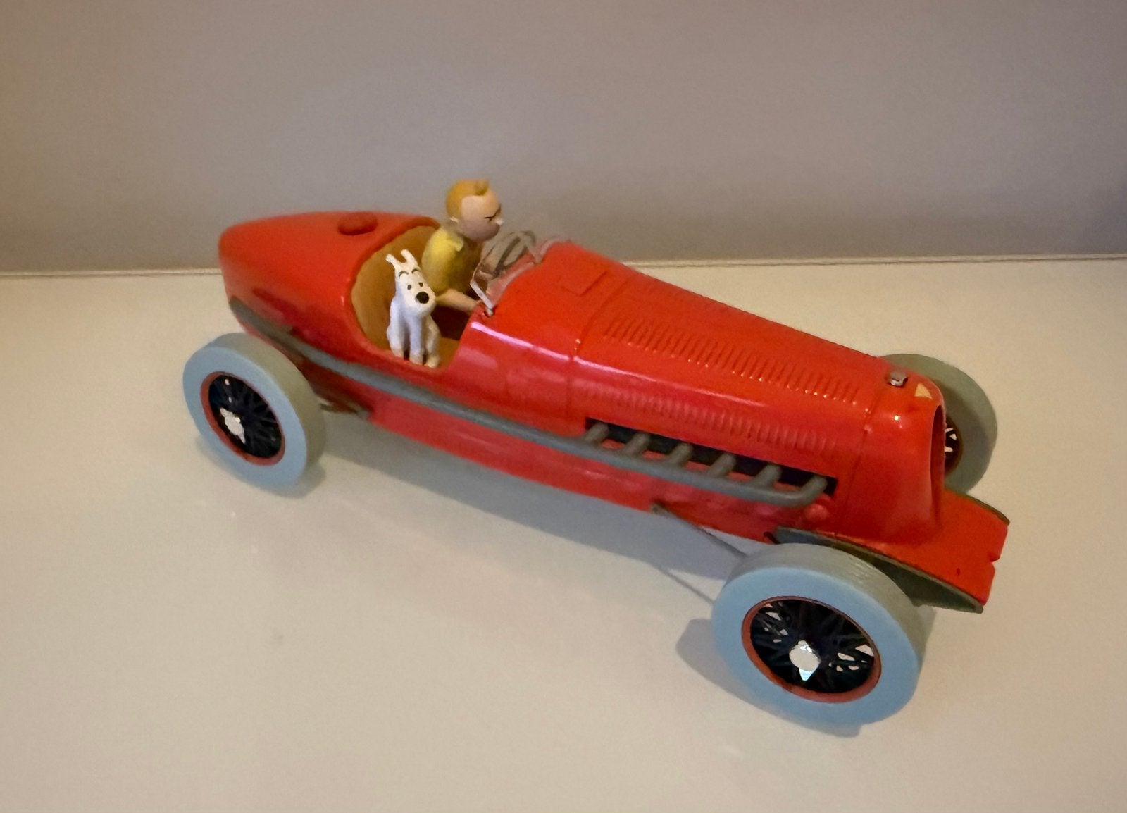 Moulinsart Tintin Le Bolide rouge 1:24, Hobby & Loisirs créatifs, Voitures miniatures | 1:24, Enlèvement ou Envoi, Comme neuf