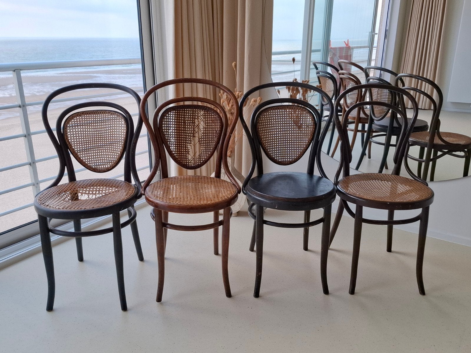 4 charmante stoelen, Huis en Inrichting, Stoelen, Ophalen