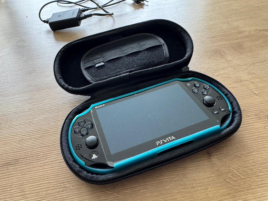 PS Vita Slim plus accessoires, Games en Spelcomputers, Spelcomputers | Sony PlayStation Vita, Ophalen of Verzenden, Zo goed als nieuw