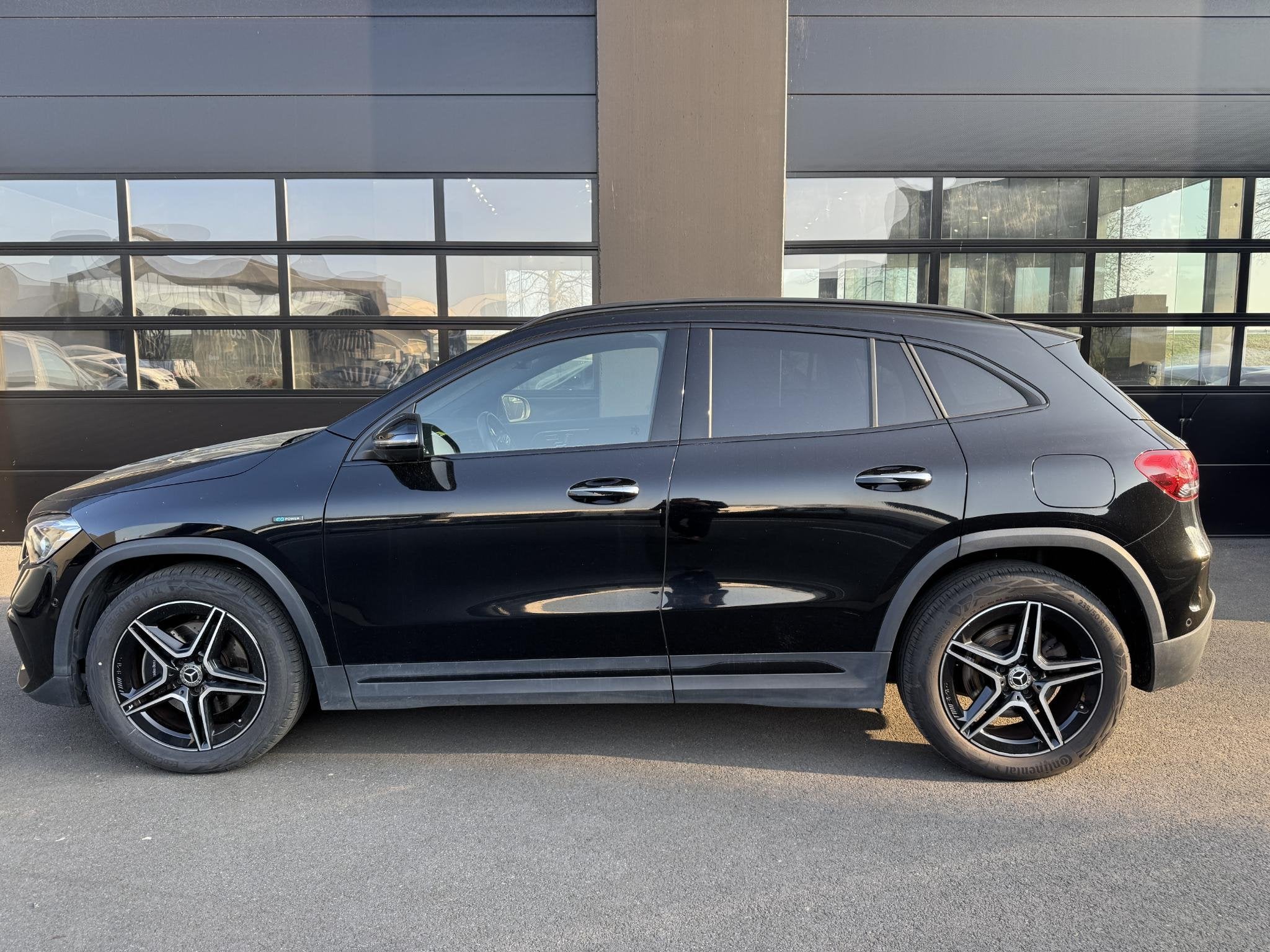 Mercedes-Benz GLA 250 e AMG Line + LEDER + MEMORY + CARPLAY, Auto's, Gebruikt, 16 kWh, Leder en Stof, Zwart