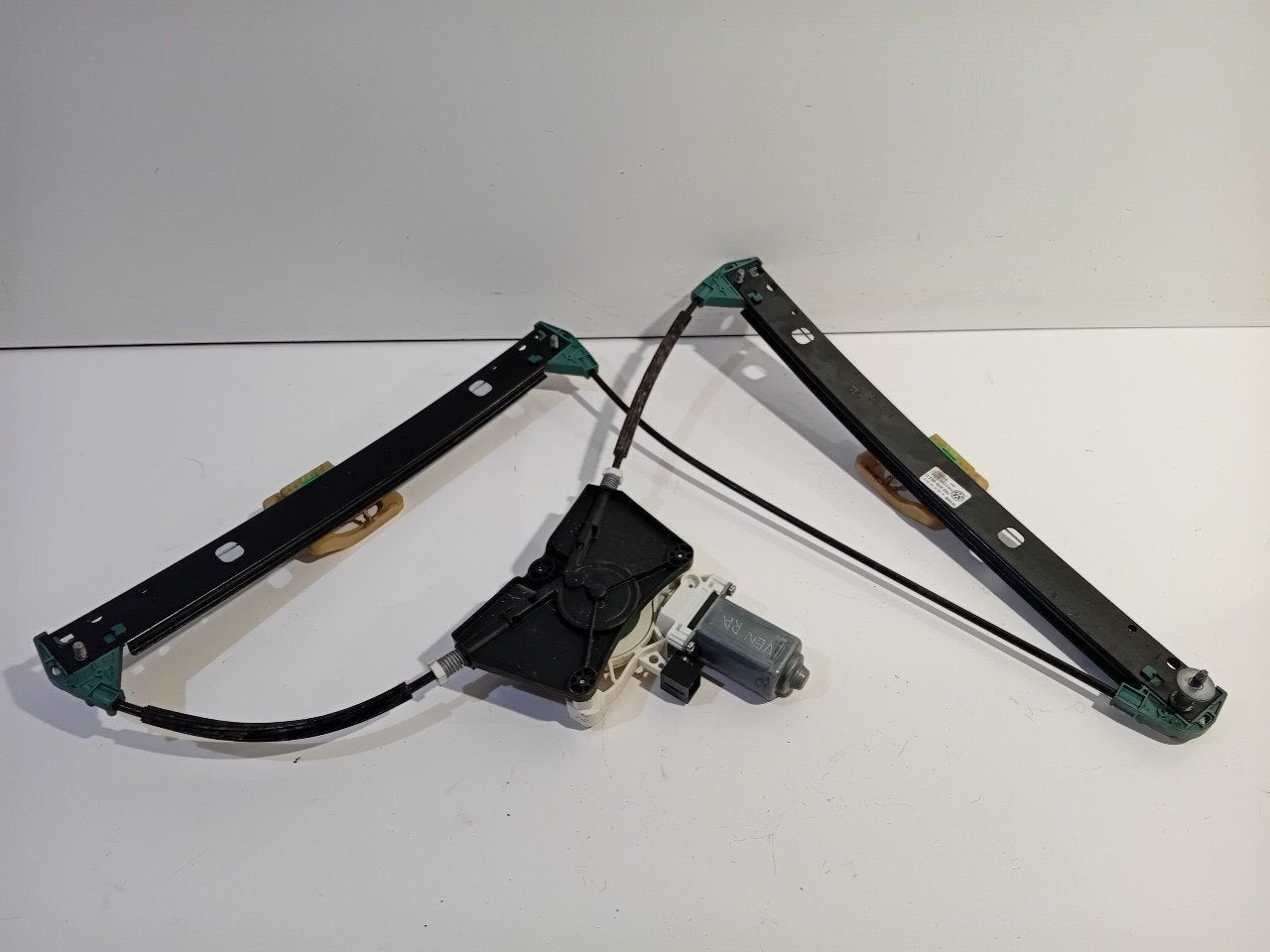 Raammechaniek elektrisch rechts achter Volkswagen Touareg, Onderdelen@venauto.nl, Van der Ven Autorecycling B.V., Gebruikt, Ettenseweg 76, 4706 PB Roosendaal, The Netherlands