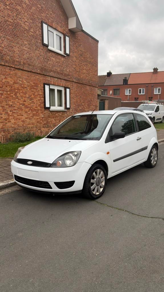 Ford fiesta 1.4 diesel gekeurd voor verkoop met roze kaart, Auto's, Voorwielaandrijving, 4 deurs, Stof, Zwart