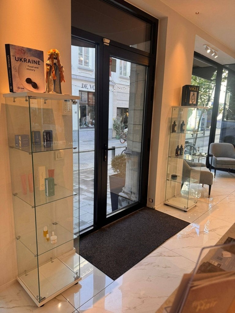 2 glazen vitrinekasten met verlichting – perfecte staat, Huis en Inrichting, Kasten | Vitrinekasten, Ophalen, Minder dan 50 cm