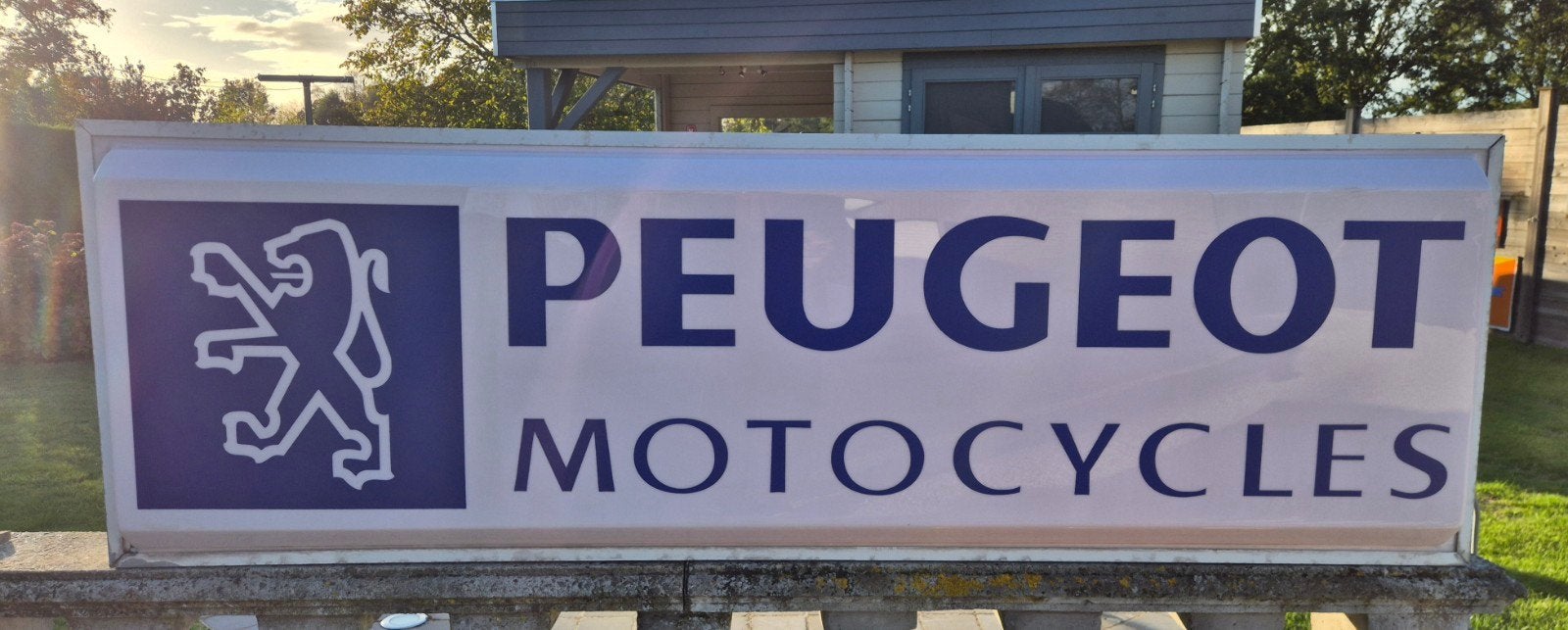 Peugeot motorfietsen dealer lichtreclame, Ophalen