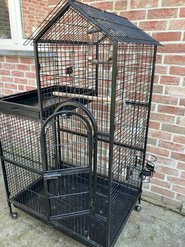 LUXE PAPEGAAIENKOOI" KASTEELTJE" MET TOEBEHOREN NU 170 EURO, Ophalen, Zo goed als nieuw, Metaal, Volière