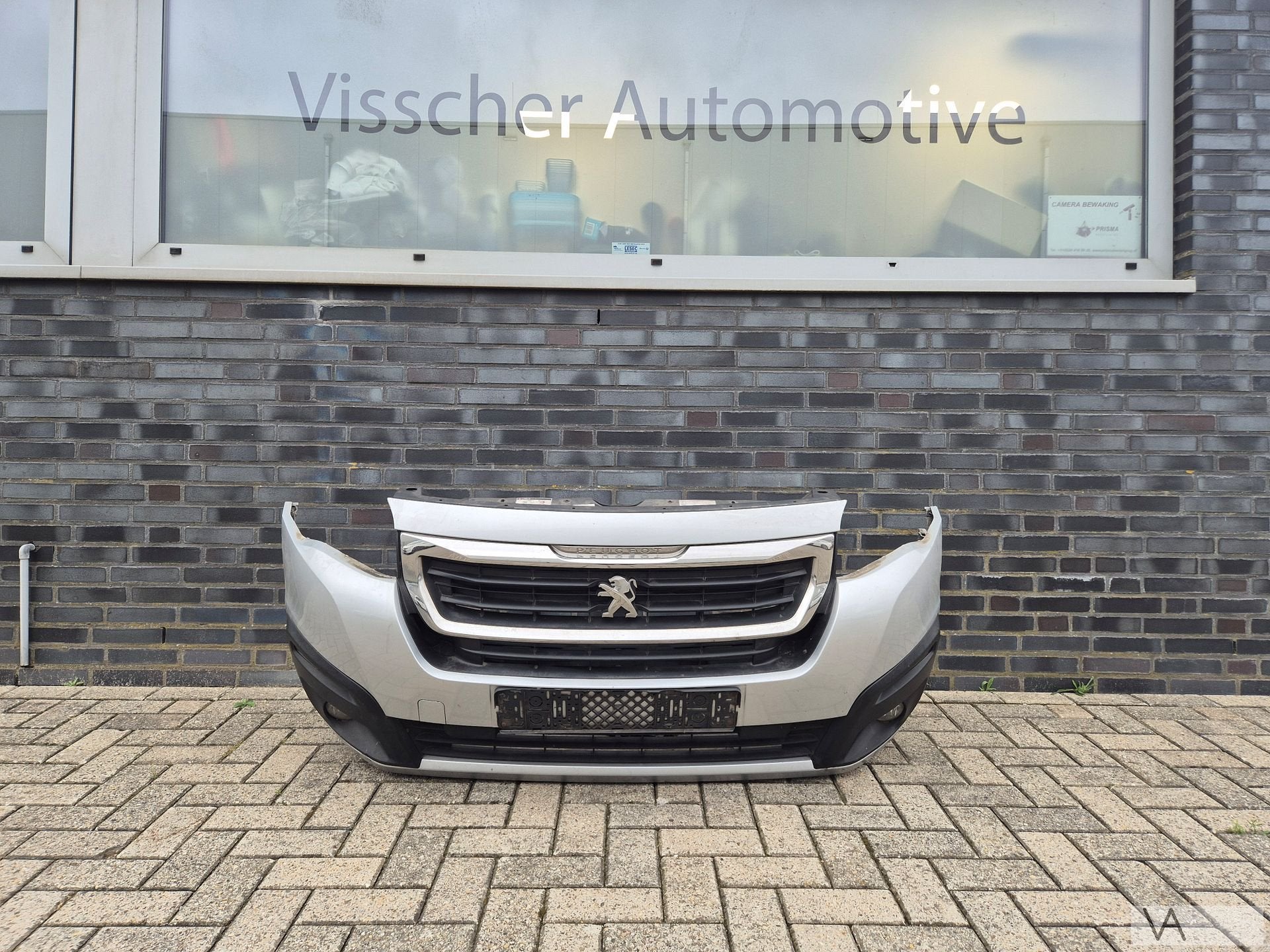 Voorbumper zilver van Peugeot Partner 2015 - 2019 MET LED, Gebruikt, -, Voor, -