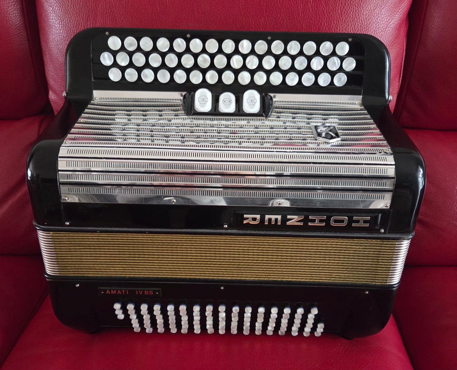 HOHNER AMATI IVBS accordeon in goede staat, Ophalen, Met koffer, Zo goed als nieuw, 96-bas