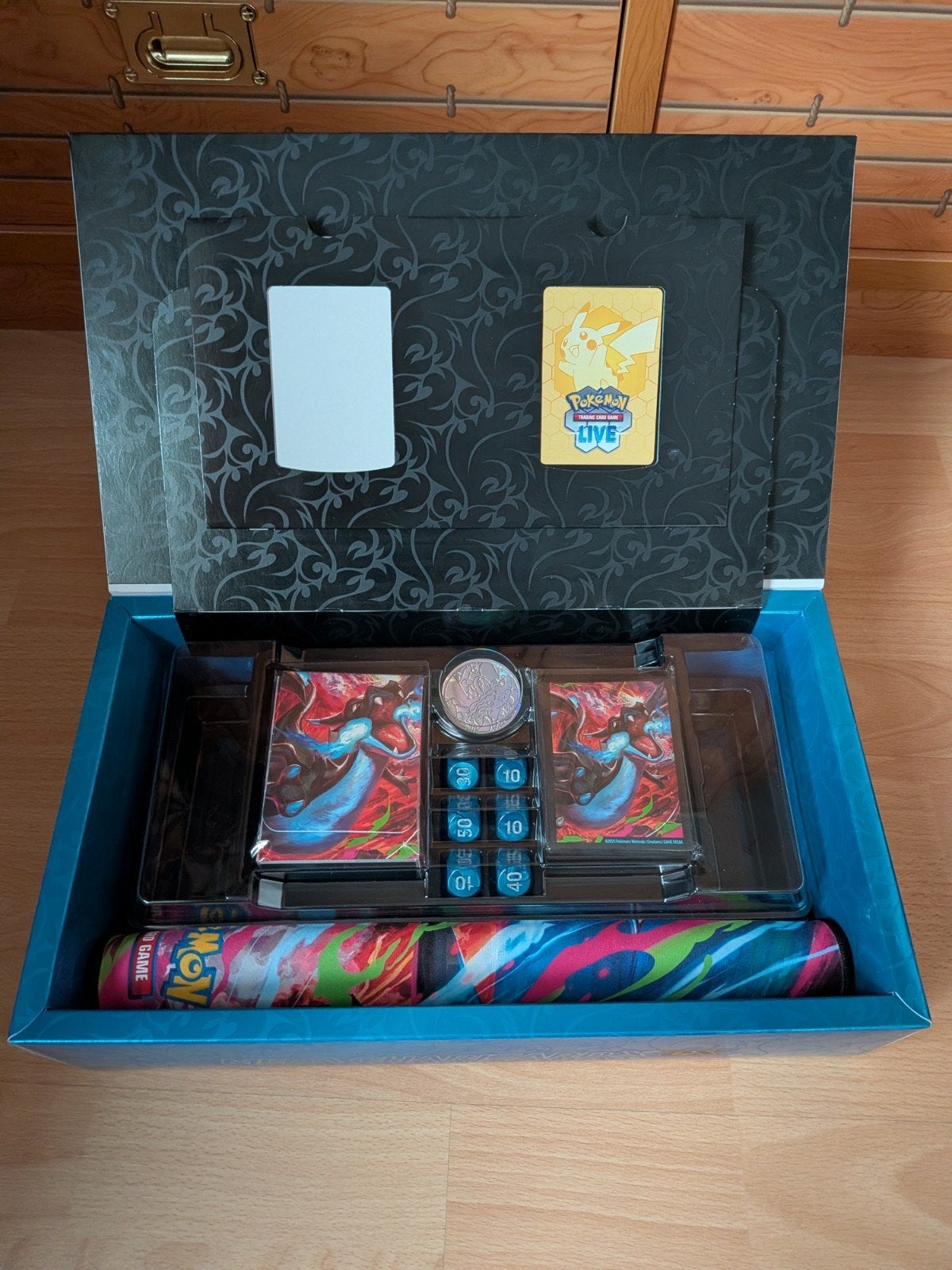 mega Charizard UPC accessoires deck box, sleeves, playmat..., Ophalen of Verzenden