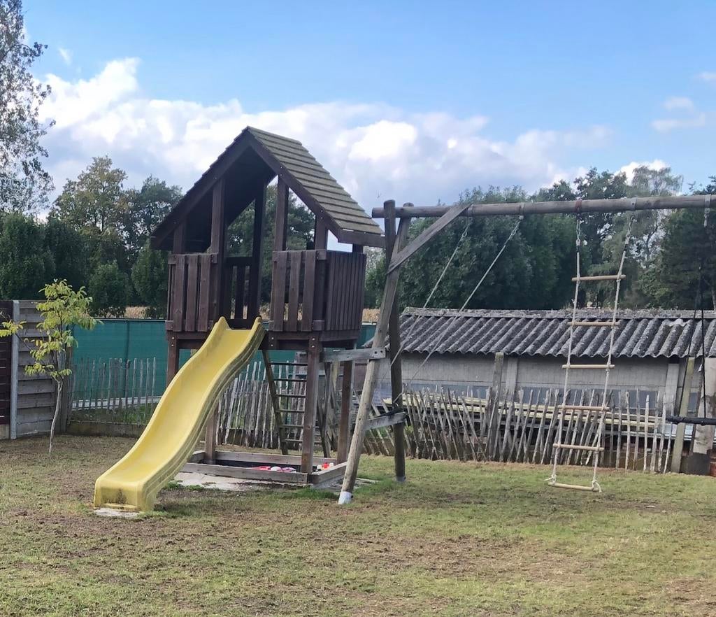 Speelhuisje met glijbaan en schommel (4 pl), Kinderen en Baby's, Speelgoed | Buiten | Speeltoestellen, Ophalen, Zo goed als nieuw