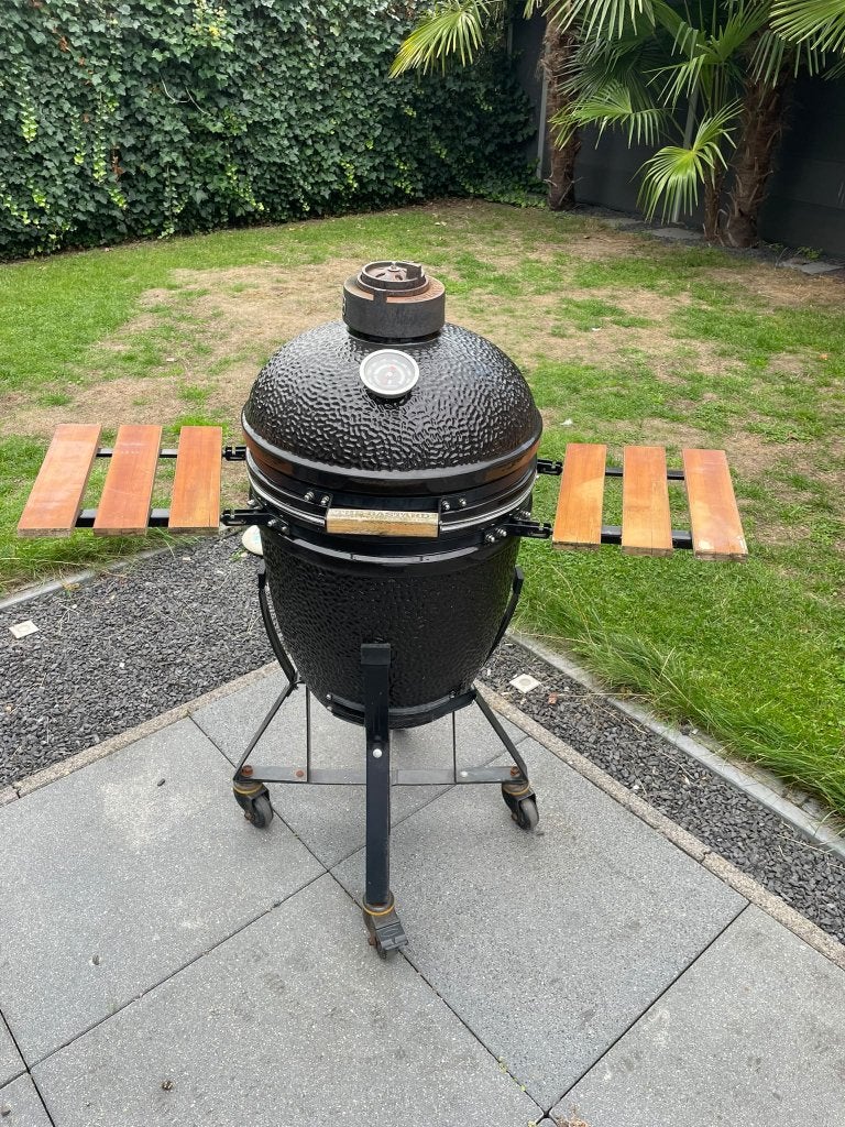 The Bastard Medium kamado met accessoires – €550, Tuin en Terras, Ophalen, Gebruikt, The Bastard Kamado BBQ, Met accessoires