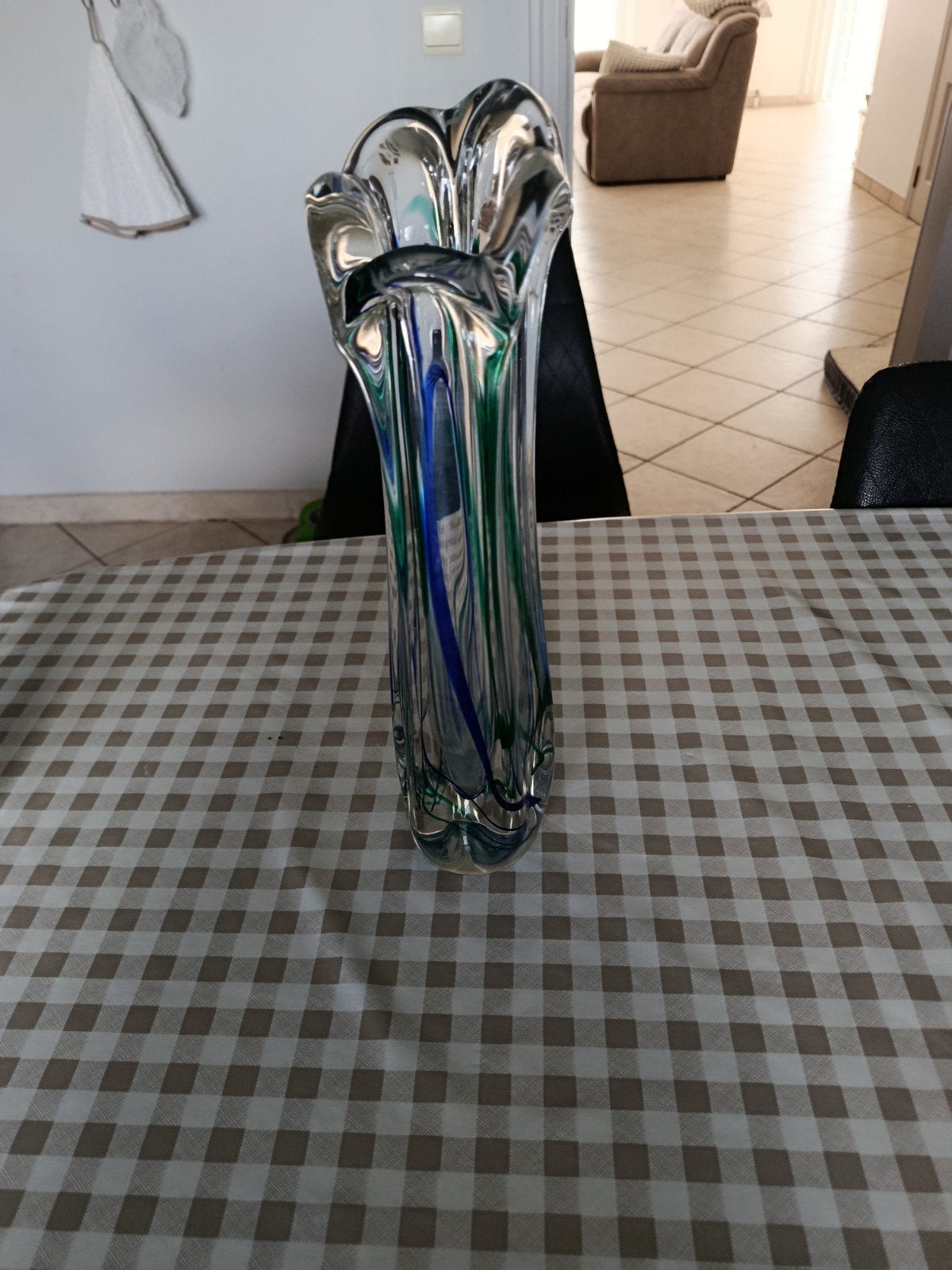 beau vase, Enlèvement