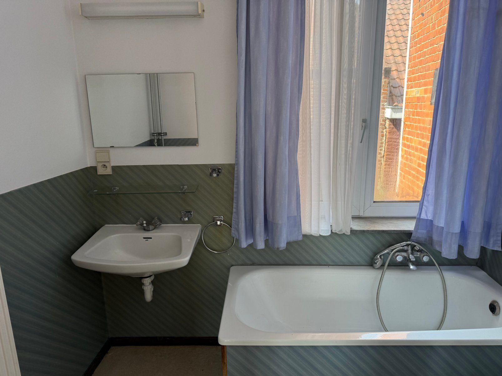 Gratis bad + wastafel/ wasbak + staan wc en spiegel, Doe-het-zelf en Bouw, Sanitair, Ophalen, Gebruikt, Bad