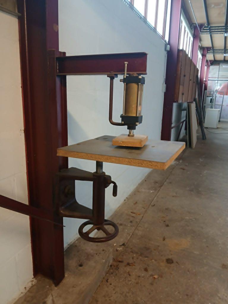 Vintage industriële pneumatische pers / werkplaatspers, Ophalen