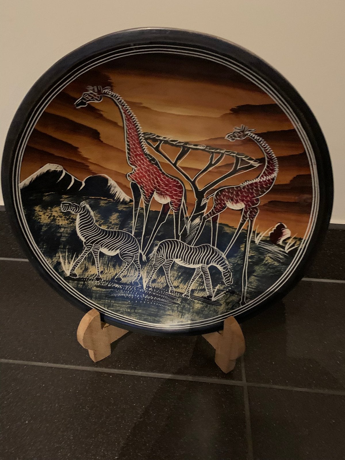 Assiette décorative africaine (kenyane) avec support, Neuf, Peint à la main, Rond, Enlèvement