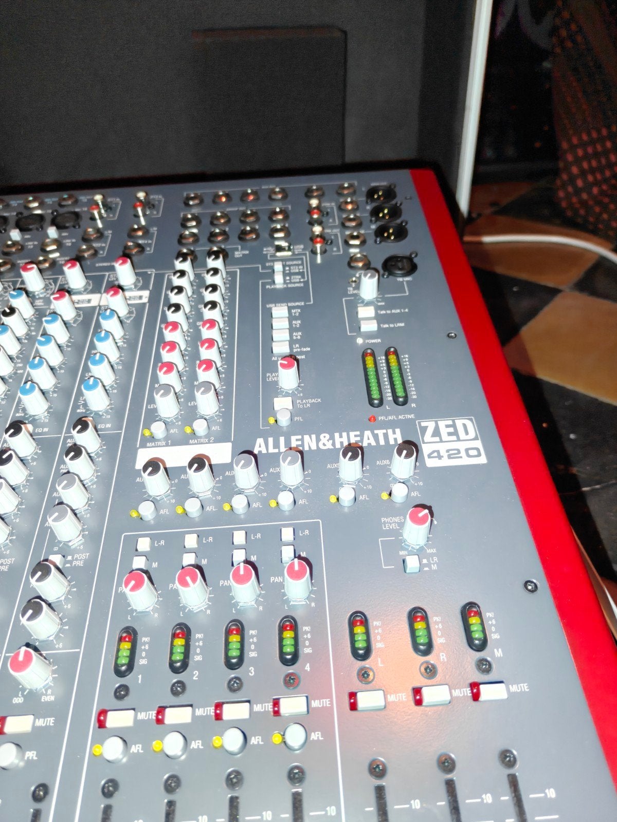 Allen and Heath ZED-420 like new Mixer in sturdy flightcase, Muziek en Instrumenten, Ophalen of Verzenden