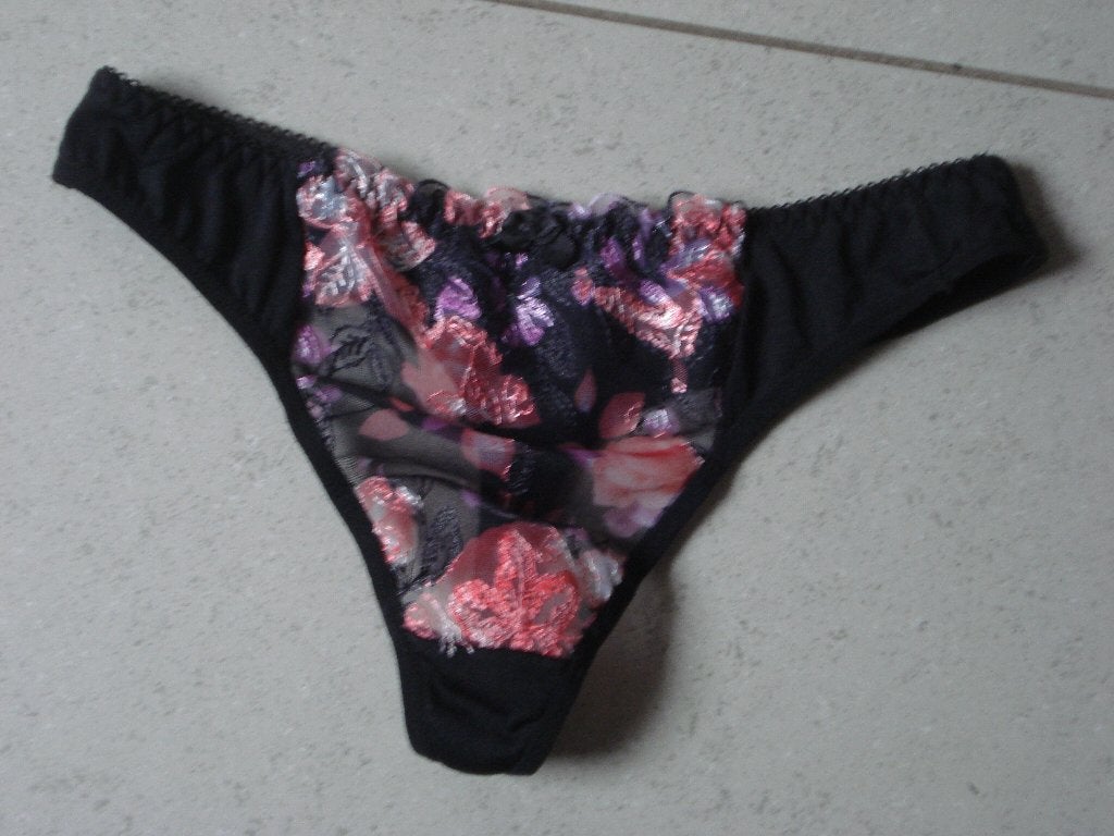 Zwarte string, dames/meisjes. mt 36, Kleding | Dames, Ondergoed en Lingerie, Ophalen of Verzenden, Zwart, String
