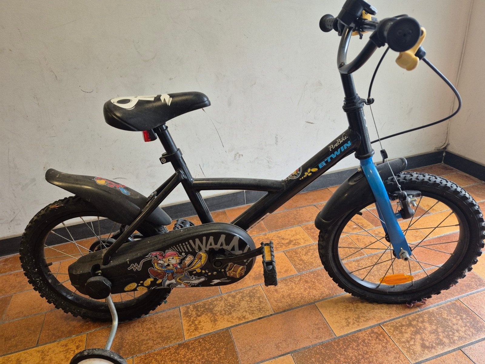 B'TWIN kinderfiets 14 inch – Met zijwieltjes & bescherming, Zo goed als nieuw