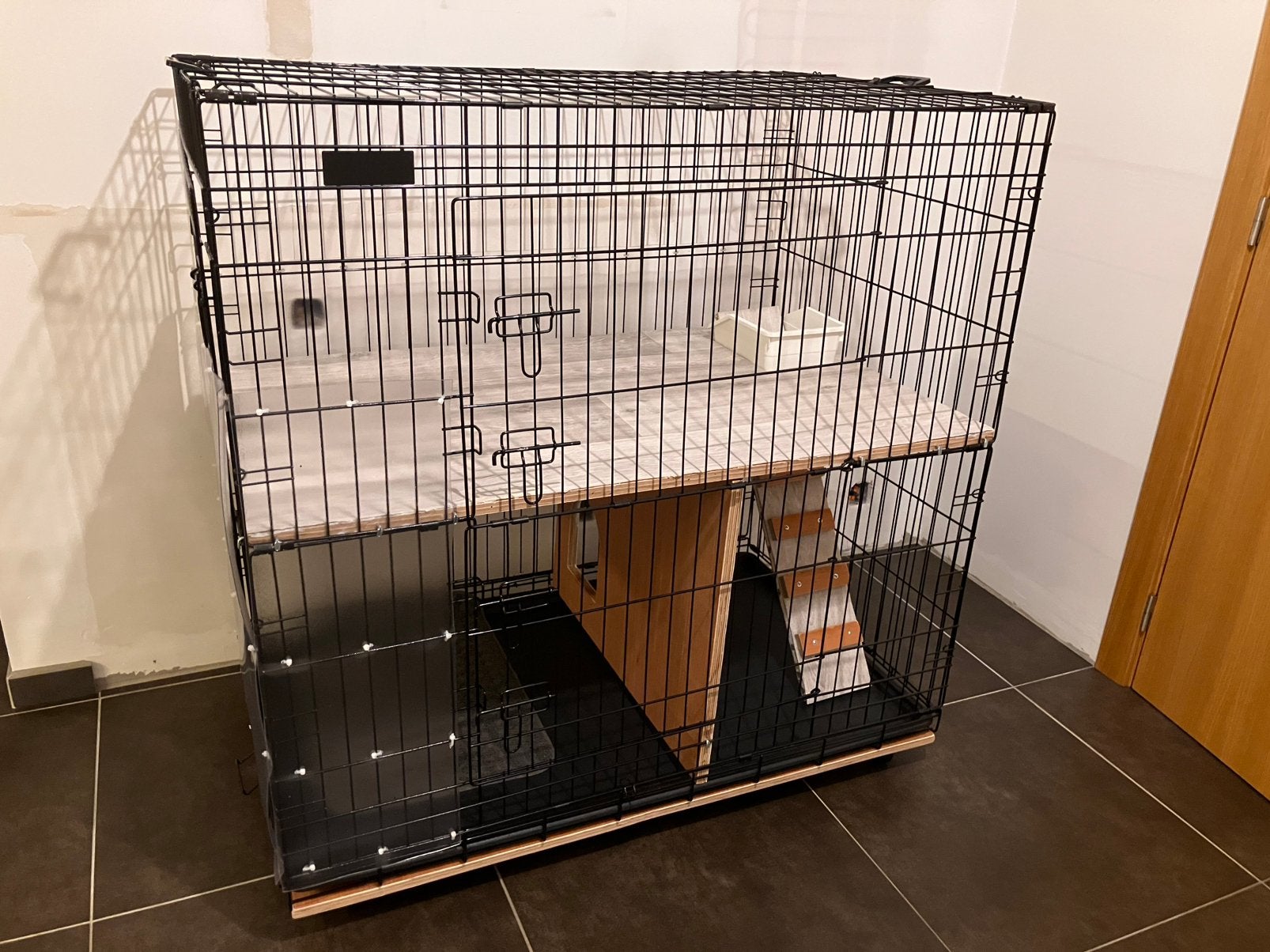 Grande cage / parc intérieur aménagé avec roulette et étage, Enlèvement