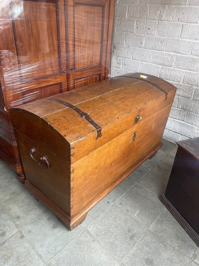 Coffre de rangement antique en chêne couvercle bombé, 100 à 150 cm, Chêne, Enlèvement, Utilisé