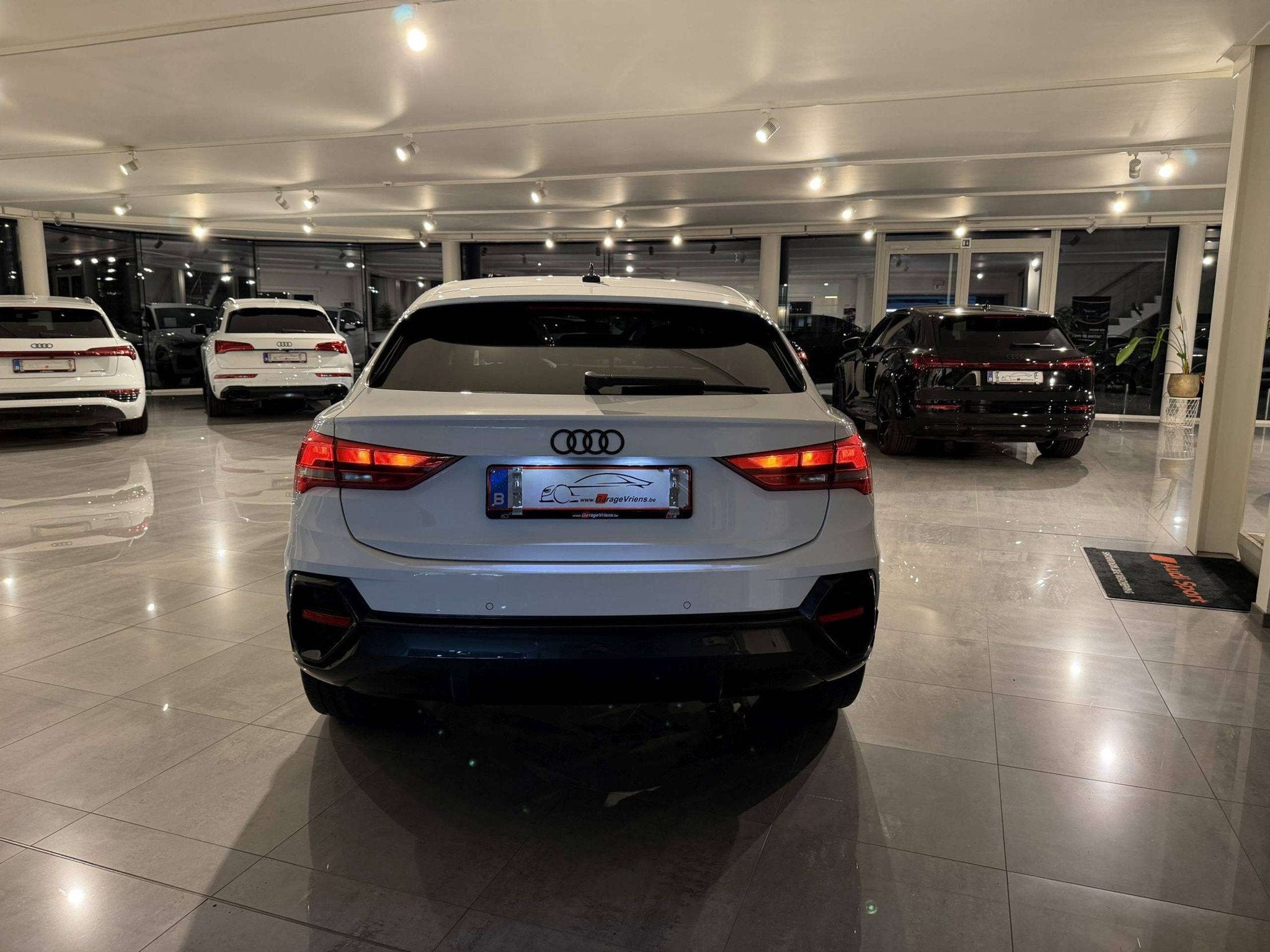 Audi Q3 SOLD BIJ GARAGE VRIENS YVES BV! (bj 2020), Auto's, Voorwielaandrijving, 4 cilinders, Wit, Leder