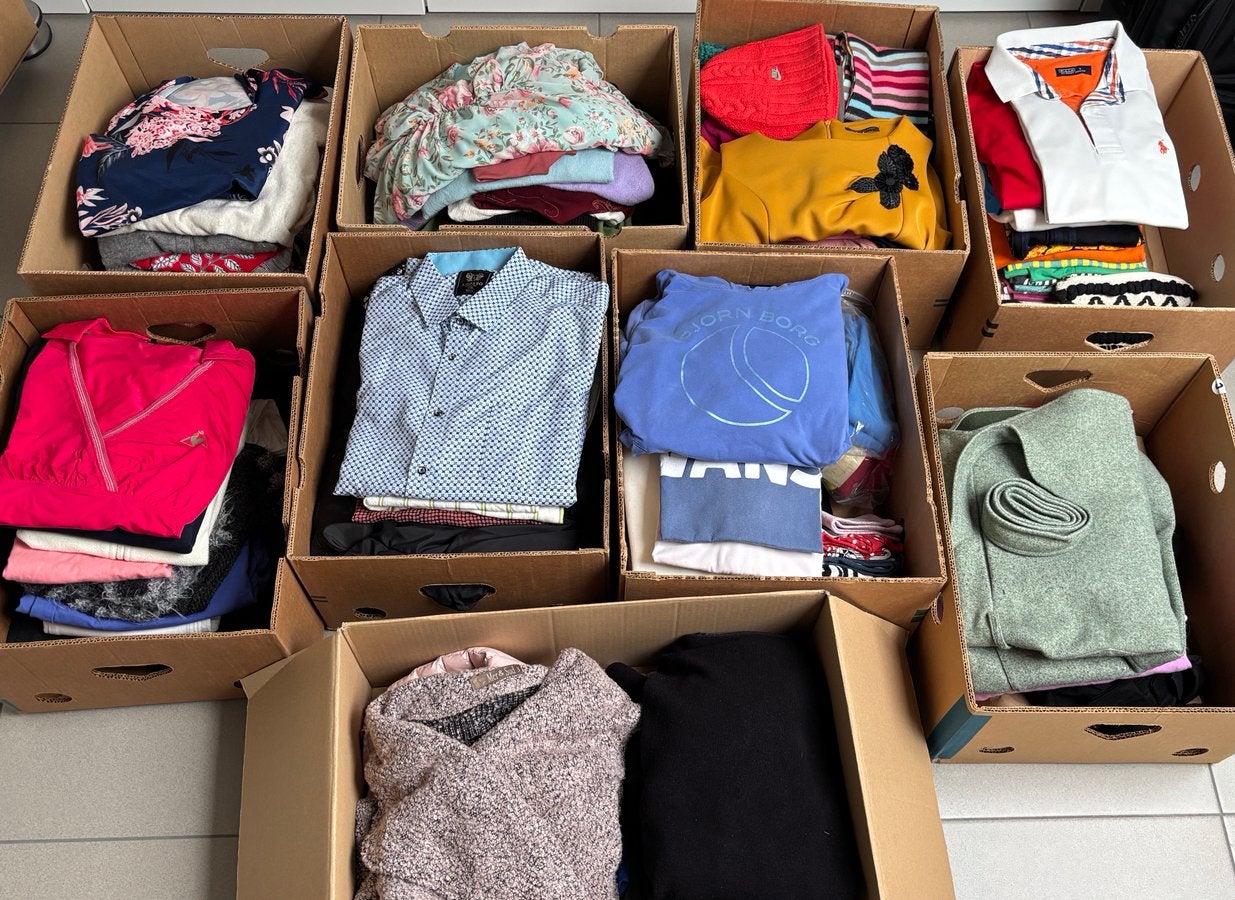 9 boîtes de vêtements super cool ! 50 euros !, Enlèvement ou Envoi, Comme neuf