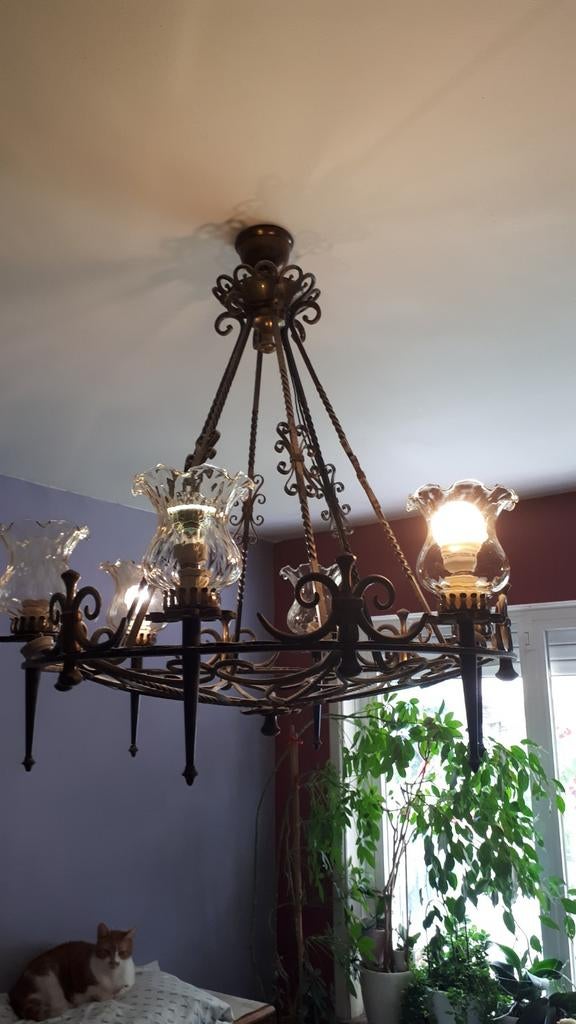 Luster smeedijzer met glazen gloobels, Huis en Inrichting, Ophalen