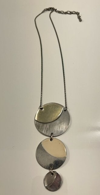 Zilverkleurige ketting met 3 cirkelvormige hangers, Ophalen of Verzenden, Zo goed als nieuw, Zilver, Met hanger