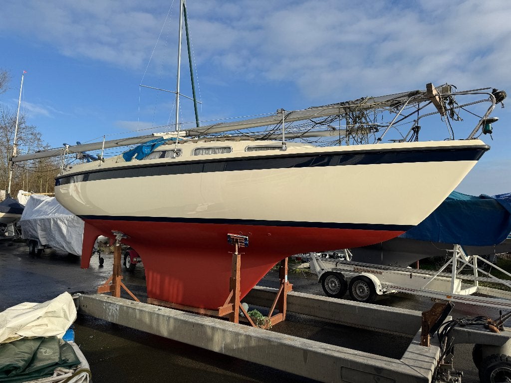 Mooie Hurley 800 kajuitzeilboot met 180 stahoogte, Gebruikt, Binnenboordmotor, 1.80 meter, 10 pk