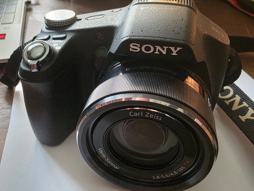 sony cybershot dsc hx100v, TV, Hi-fi & Vidéo, Appareils photo numériques, Enlèvement ou Envoi, Utilisé, Sangle de transport, Sony