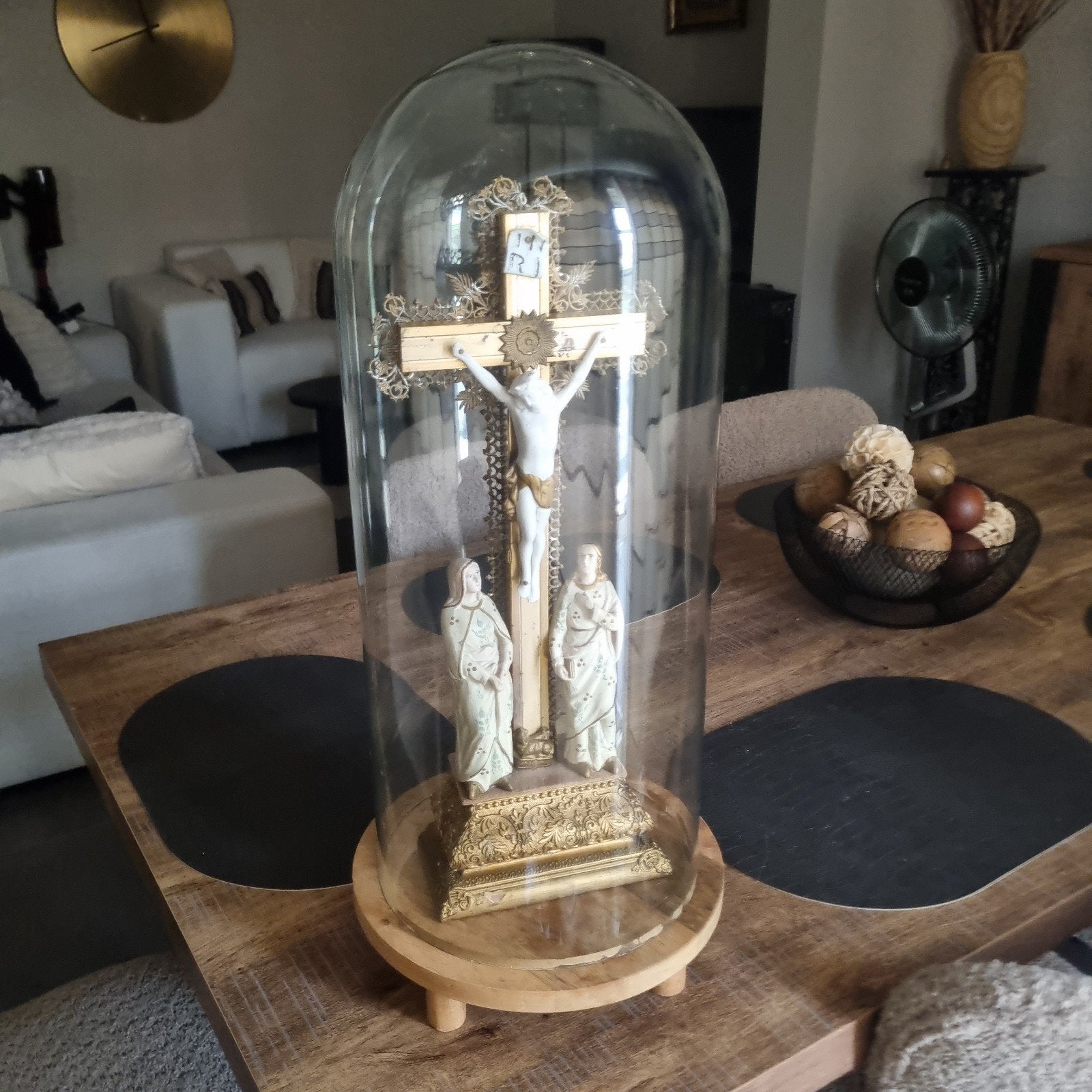 grand crusifix sous globe et horloge 400 jours, Ophalen