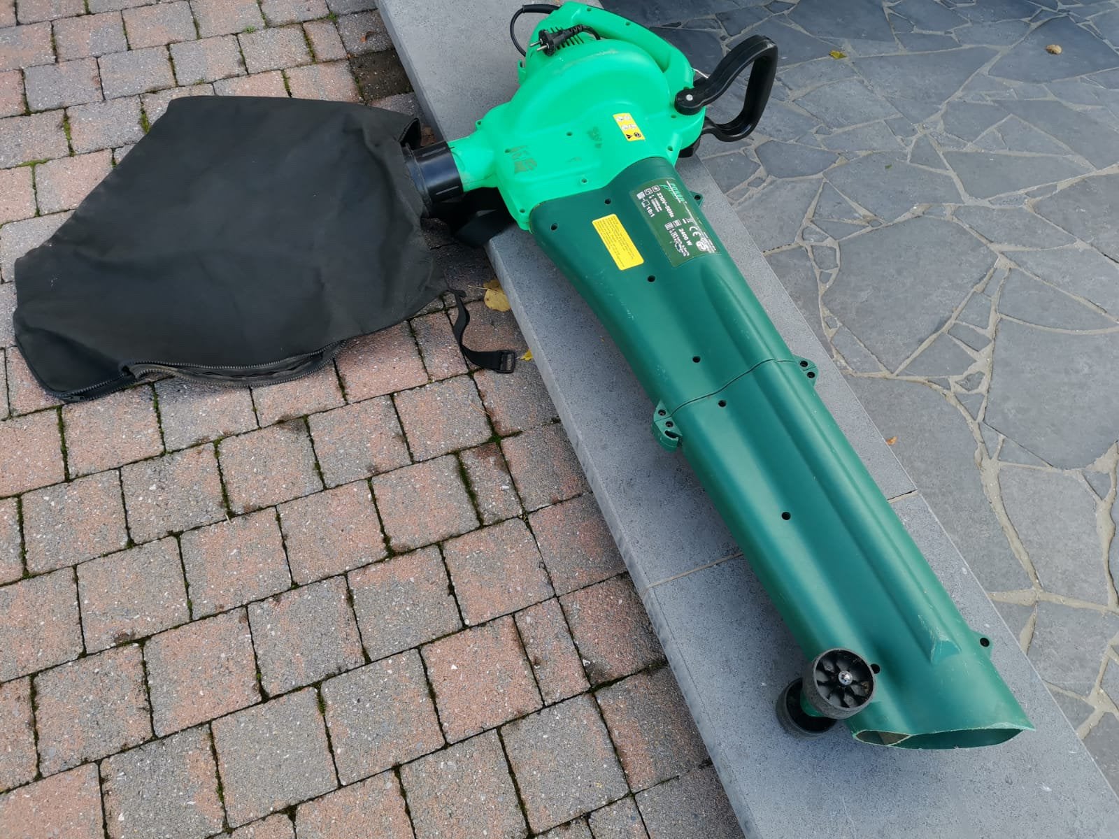 Elektrische bladblazer en -zuiger met opvangzak 2400W, Tuin en Terras, Ophalen, Zo goed als nieuw, Handgedragen, Met opvangzak