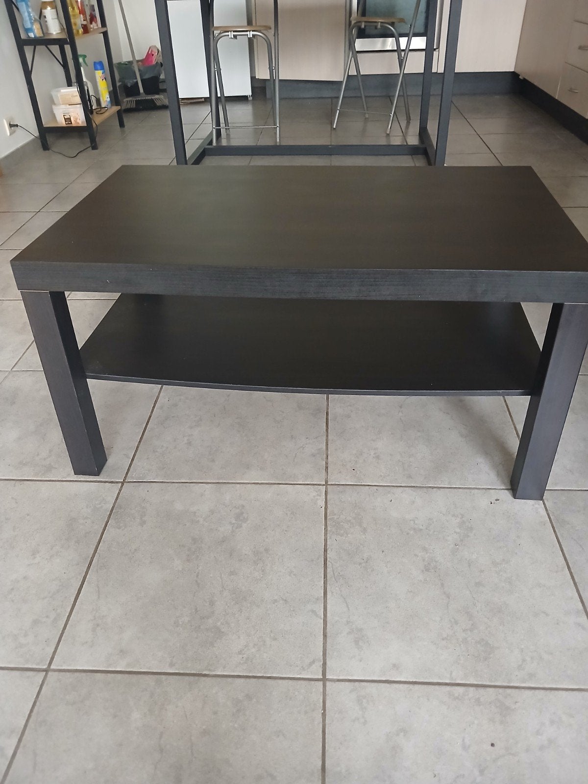 Table basse noire, Enlèvement