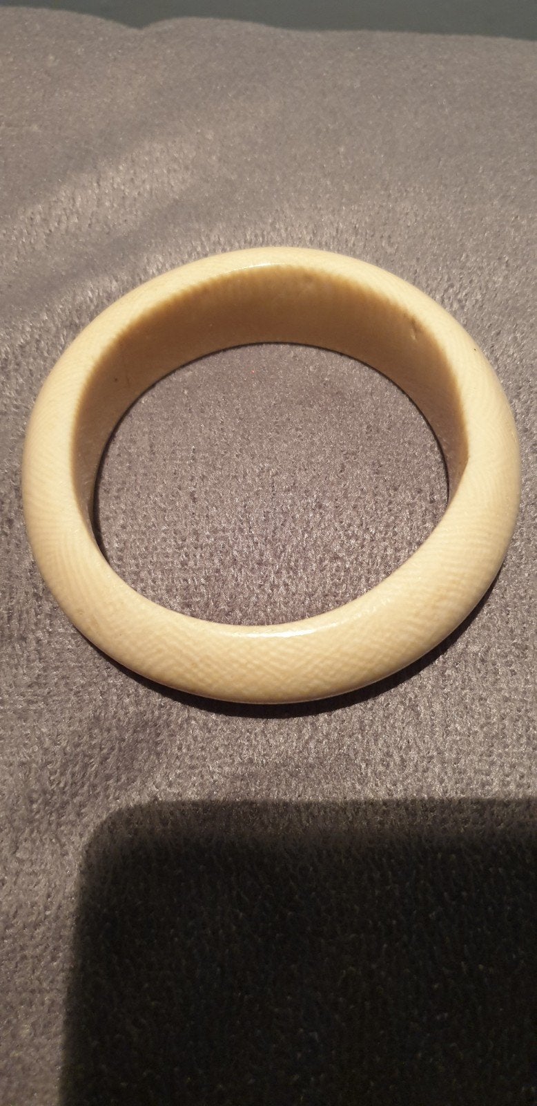 à vendre grand beau bracelet épais africain pour femme, Enlèvement ou Envoi, Comme neuf, Beige, Autres matériaux