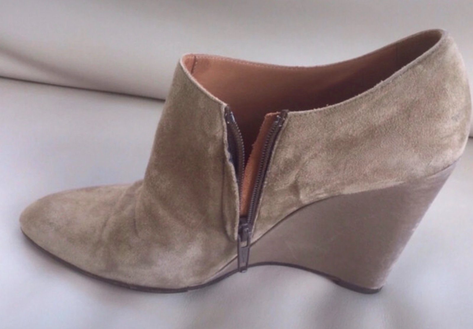 Suede enkellaarsjes Marc Cain, Kleding | Dames, Beige, Lage of Enkellaarzen, Ophalen of Verzenden, Gedragen
