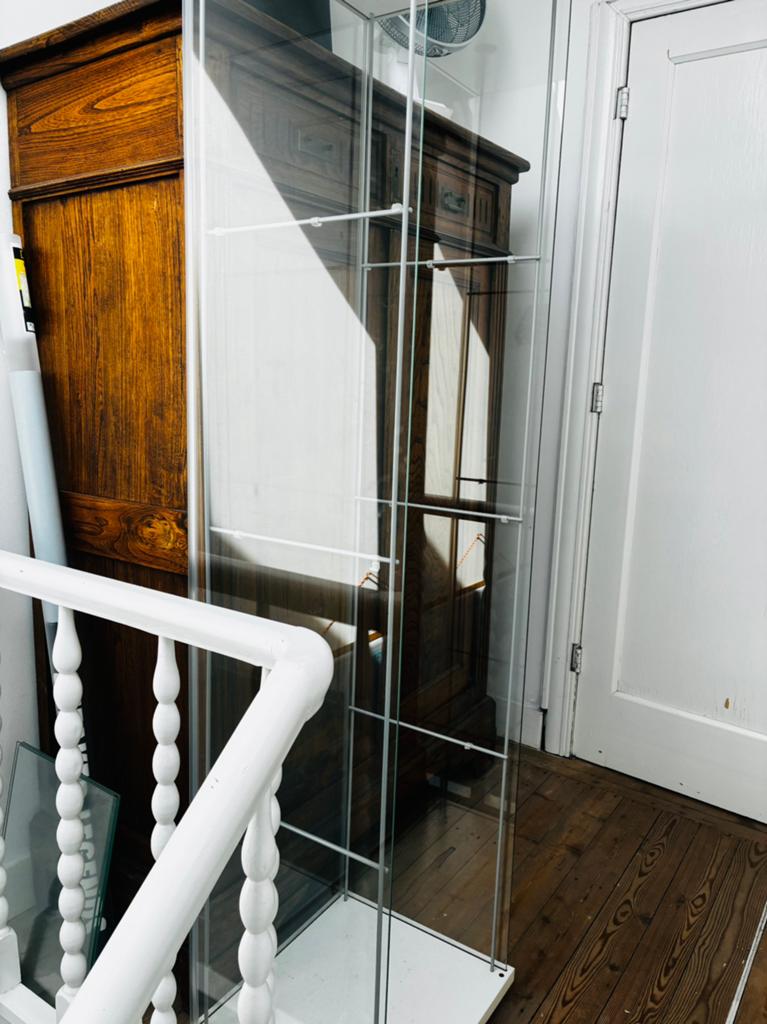 Vitrine kast met glazen schappen, Ophalen, 50 tot 100 cm, Glas, Modern